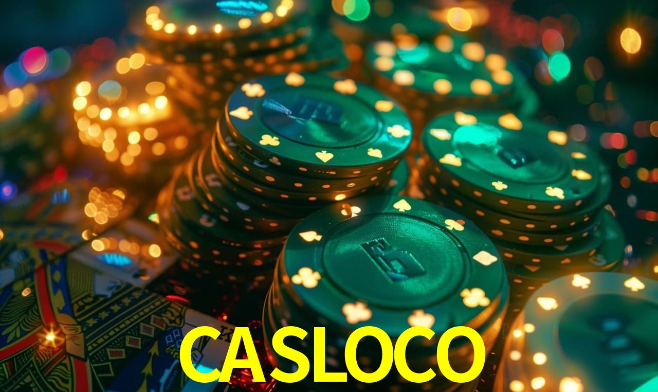 Escena dinámica inspirada en casino con iluminación CASLOCO, cartas, fichas e íconos de juegos digitales en un espacio moderno de juegos.
